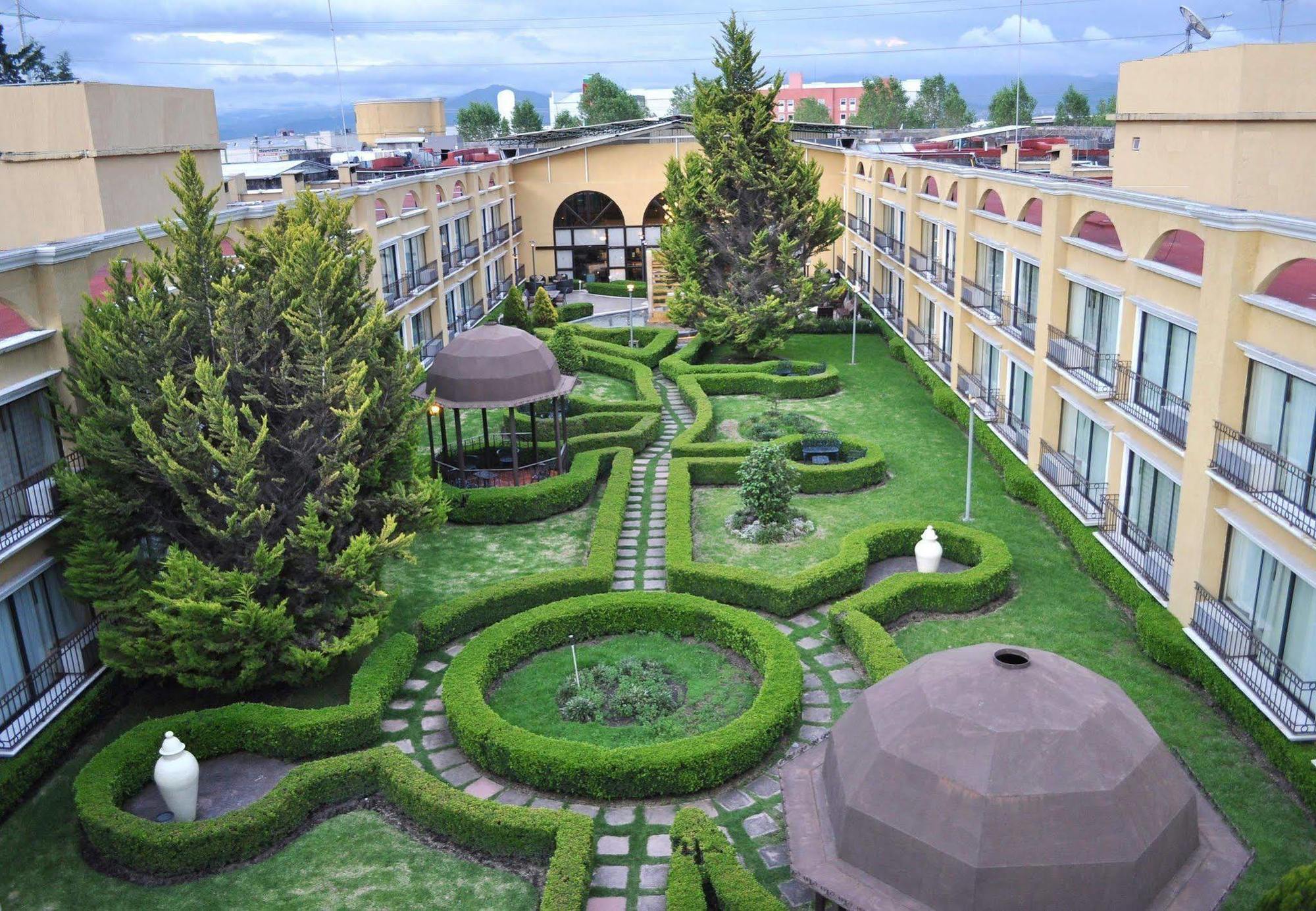 Courtyard Toluca Airport Hotel Exterior photo